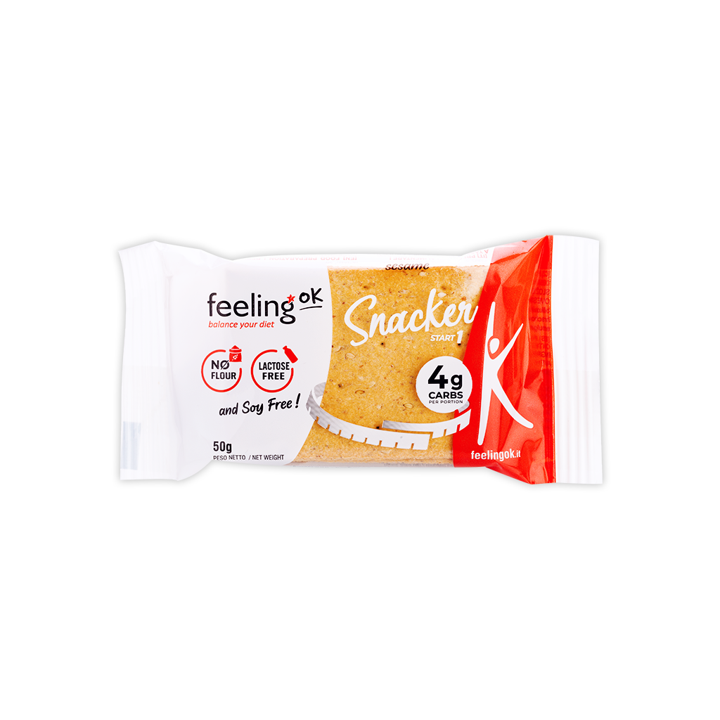 Krakersy z firmy FeelingOk o smaku sezamkowym. Pakowane w małe czerwono-białe opakowanie - 50g produktu.