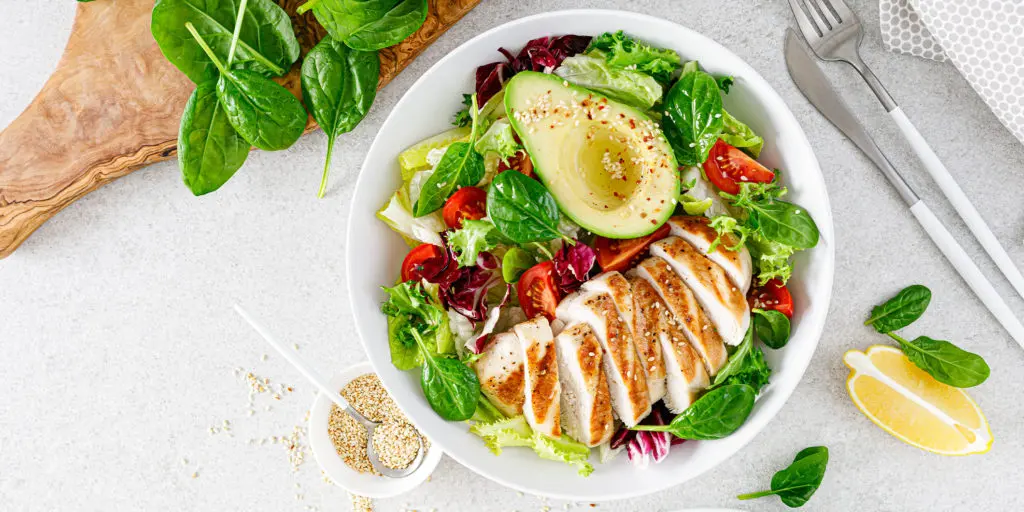 Dieta keto – co jeść? Kompletna lista produktów dozwolonych i zakazanych
