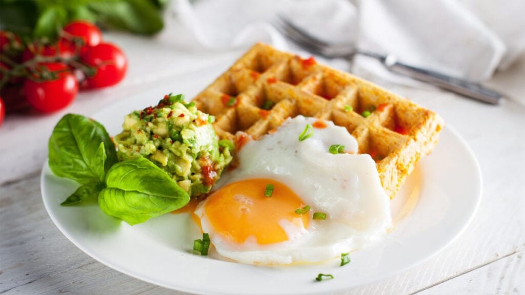 Chrupiące keto gofry serowe z guacamole i jajkiem