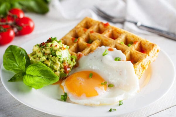Chrupiące keto gofry serowe z guacamole i jajkiem