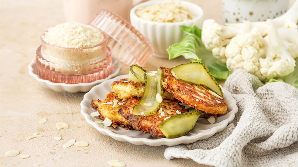 Keto Placki Kalafiorowe z Ogórkiem Małosolnym