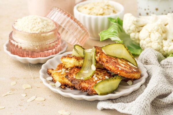Keto Placki Kalafiorowe z Ogórkiem Małosolnym