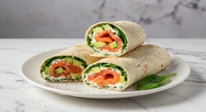 Keto Wrap z Wędzonym Łososiem