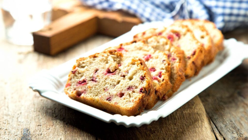 Keto ciasto cytrynowe z prażonymi chipsami kokosowymi