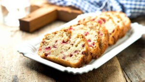 Keto ciasto cytrynowe z prażonymi chipsami kokosowymi