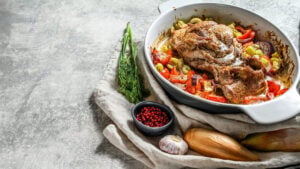 Ketogeniczny faszerowany udziec z indyka ze skwarkami i czosnkiem