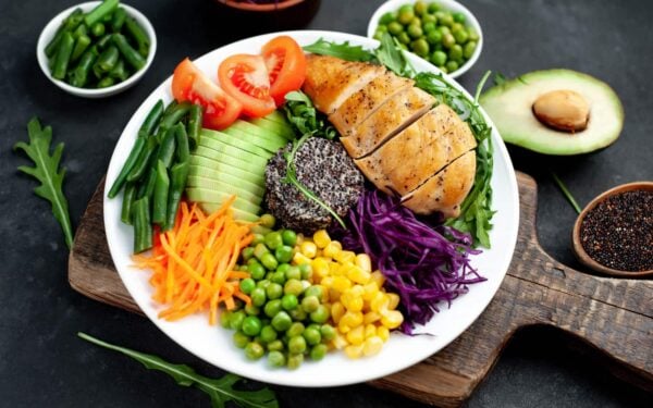 Dieta niskowęglowodanowa (low carb): Zasady, makroskładniki i efekty metaboliczne