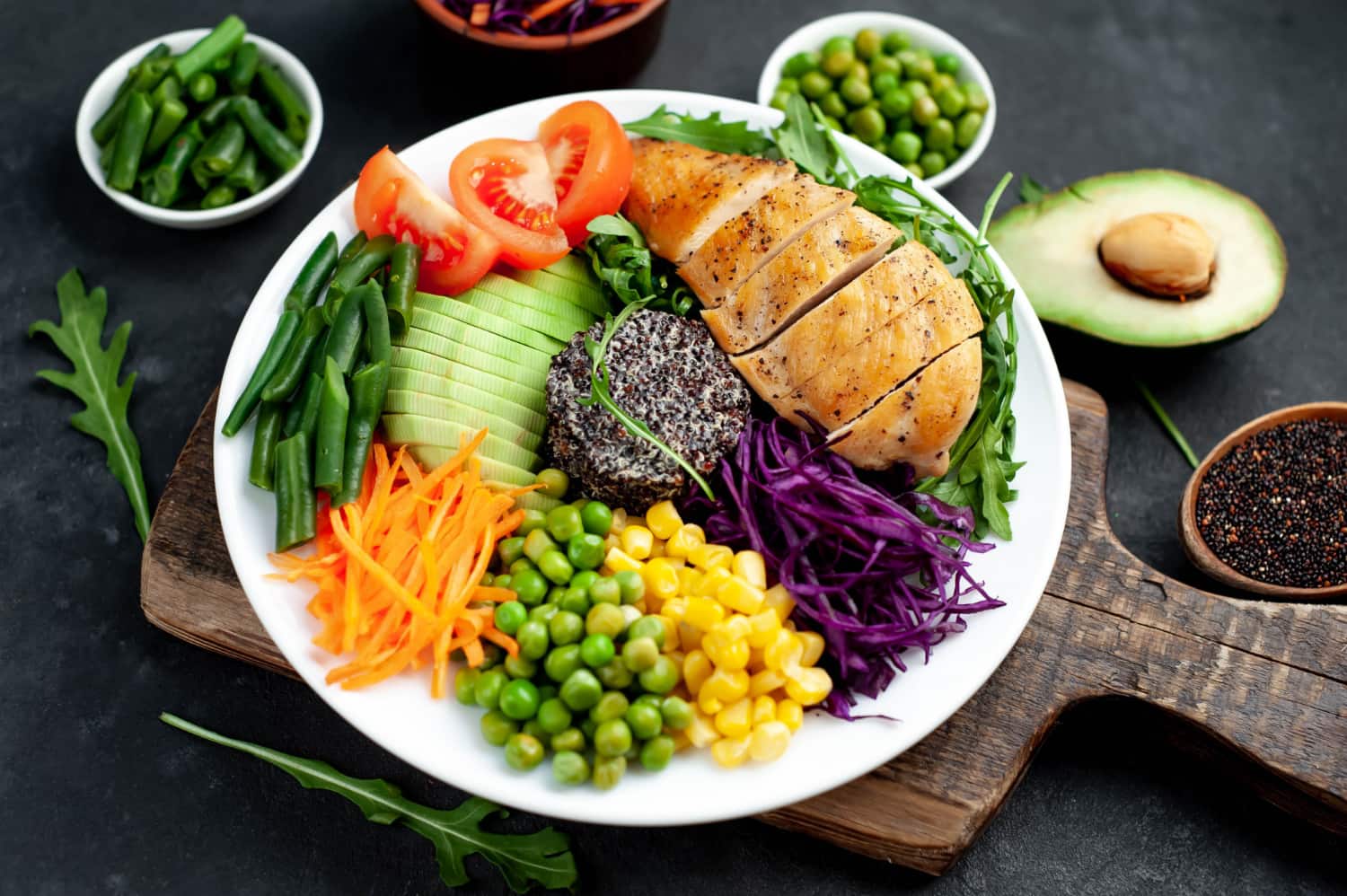 Dieta niskowęglowodanowa (low carb): Zasady, makroskładniki i efekty metaboliczne