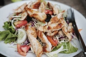 Keto Tajska Sałatka z Kurczakiem