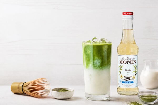 Iced Matcha Latte z waniliowym syropem