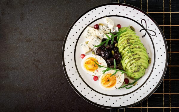 Dieta low carb a keto: Limit węglowodanów, wymóg ketozy i adherencja długoterminowa