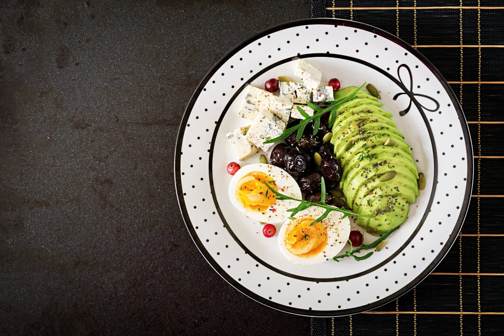 Dieta low carb a keto: Limit węglowodanów, wymóg ketozy i adherencja długoterminowa