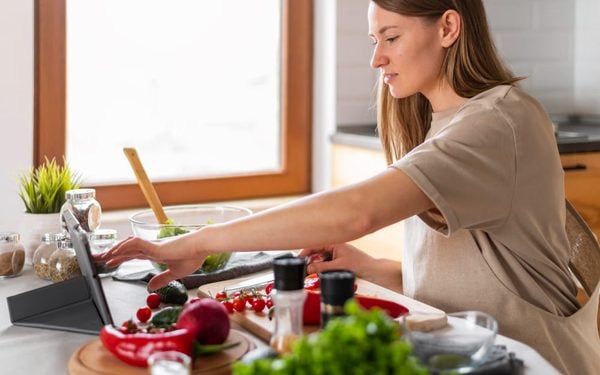 Dieta keto dla kobiet, ile węglowodanów, jakie efekty i co mówią badania